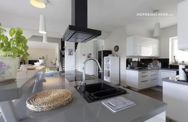 Prodaja se vila, ki je le streljaj od Dončićeve (GALERIJA)