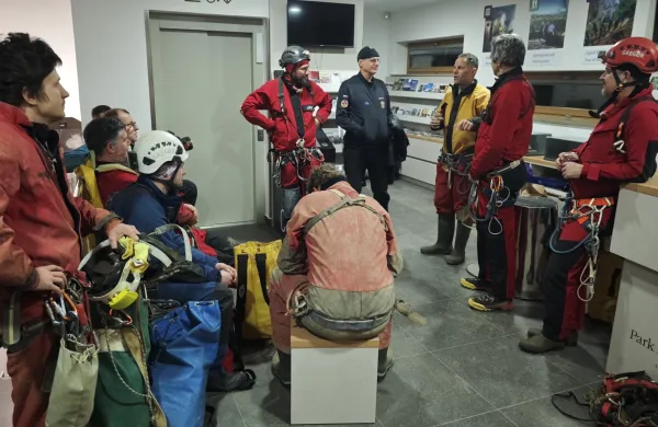 Umrlega potapljača ponoči prenesli iz &Scaron;kocjanskih jam, sodelovalo več kot sto ljudi (VIDEO)