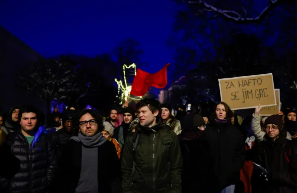 Protestniki pred ameri&scaron;ko ambasado v Ljubljani: "Nasprotujemo krvavemu imperializmu!" (GALERIJA)