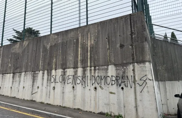 Nacistični simboli in nacionalistični napisi na semedelskih zidovih (FOTO)