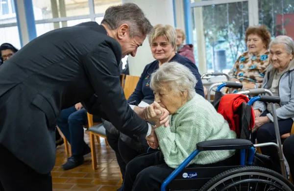 Predsedniku vlade v DSO Izola zapela tudi Marjetka Popovski (GALERIJA)
