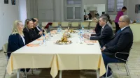 Predsedniku vlade v DSO Izola zapela tudi Marjetka Popovski (GALERIJA)