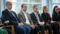 Predsedniku vlade v DSO Izola zapela tudi Marjetka Popovski (GALERIJA)