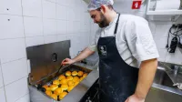 "Krofe pripravljamo in cvremo, vse dokler zmoremo"