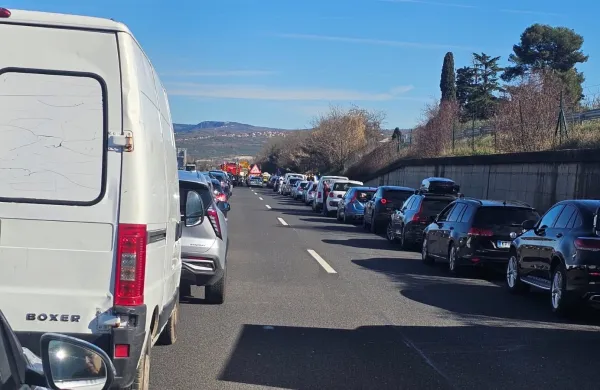 Na cesti prihaja prihaja do zastojev in dolge kolone avtomobilov.