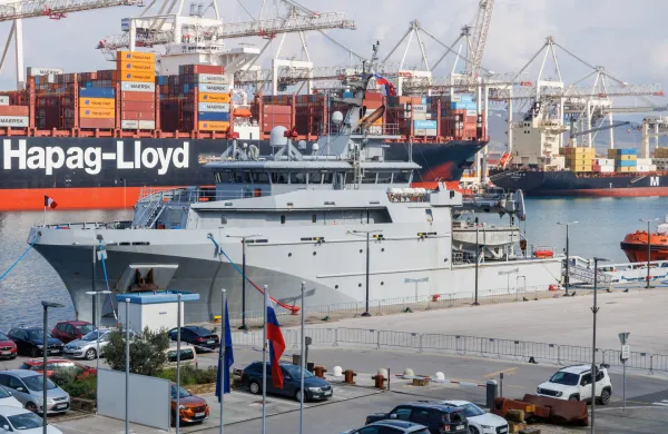 Francoska mornarica se v Kopru razkazuje z ladjo Loire (FOTO)