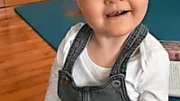 Mala Lora je nadvse radovedna deklica.