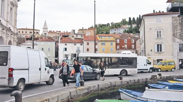 Kljub v povprečju večjemu redu, pa pri Tartijinjevem trgu še vedno nastaja tudi takšen prometni kaos