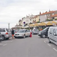Vsakdanji prizor na obračališču pri Treh papigah, kjer lastniki v avtih pridno puščajo svoje telefonske številke, obenem pa tudi zapirajo intervencijsko pot