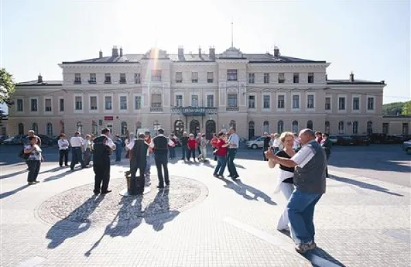 Najbolj navdušeni so se zavrteli kar na Evropskem trgu pred železniško postajo v Novi Gorici