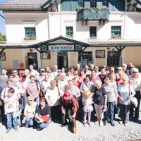 Ker je ena fotografija premajhna za vse nasmejane obraze, še druga