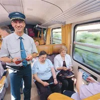 Sprevodnik tokrat ni ščipal vozovnic, ampak delil karte s popustom za naslednjo vožnjo. Srečno!