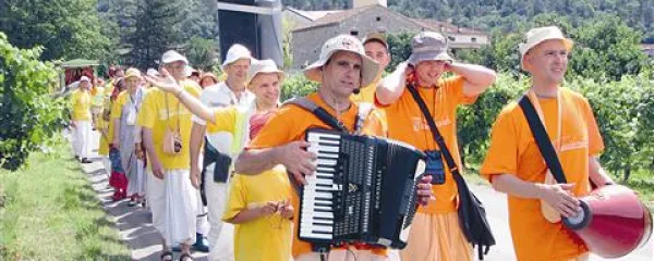     Na čelu karavane je glavni pevec z glasbeniki