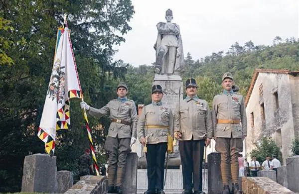 Spomenik Čehovinu, izdelan po načrtih Maksa Fabianja,  je bil prvi figuralni vojaški spomenik v Sloveniji