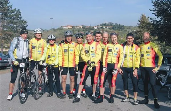Skupina kolesarjev KD Brda, tretja z desne Katja Šorli Peternel, sedmi z desne Valter Bonča. V društvu so se ta ponedeljek spomnili Katjinega rojstnega dneva.