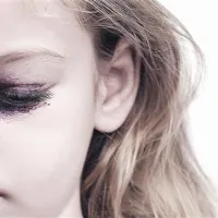 Približno pri polovici ljudi se prekomerno uživanje alkohola potencira v agresivno vedenje. A vsakršna oblika nasilja nad otroki, tudi verbalna, je zločin!