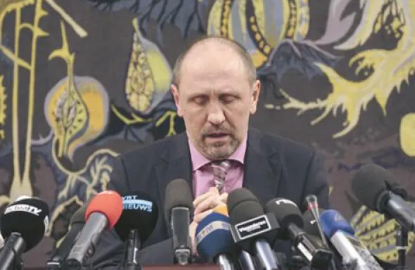  Belgijskemu mediatorju Johanu Vande Lanottu, ki naj bi med različnima jezikovnima skupinama v Belgiji dosegel politični konsenz, je spodletelo.