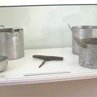 Lonci, vliti iz letalske kovine, so še desetletja služili za kuhanje v Gorah, Dolah in Jeličnem Vrhu