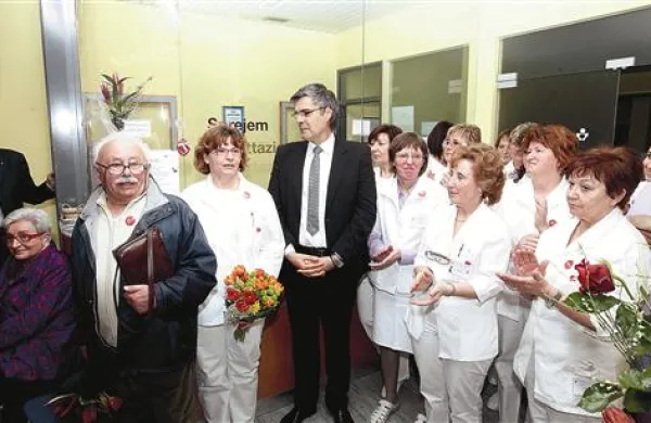 Slovesnosti so se med drugim udeležili (stojijo z leve) Ivan Pivac, Irena Kramar, minister Dorjan Marušič in današnja ekipa izolske transfuziologije 