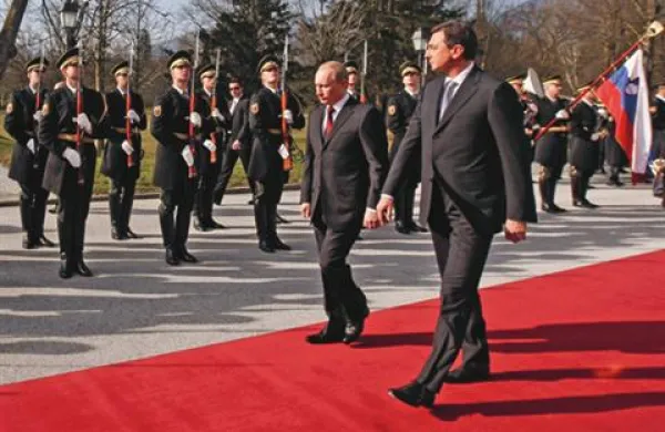 Prihod ruskega predsednika vlade Vladimirja Putina pred Grad Brdo, kjer ga je pozdravi predsednik vlade Borut Pahor. Sprejem z vojaškimi častmi.