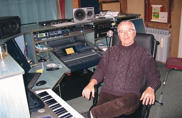 Andrej Baša v svojem snemalnem studiu