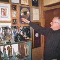 Andrej Baša kaže na del nagrad in priznanj, ki jih je prejel v dolgi glasbeni karieri  