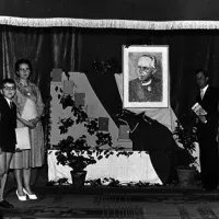 Andrej Baša (skrajno desno) na spominski prireditvi ob smrti Franca Saleškega Finžgarja 1962 v društvu Bazovica na Reki