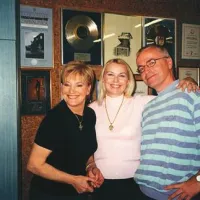 Tereza Kesovija, Simona Weiss in Andrej Baša v snemalnem studiu v Rubeših