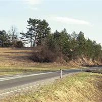 Na levem griču ob cesti, ki pelje iz Prestranka proti Pivki (nasproti tovarne Javor), ležijo ostanki italijanskega spomenika
