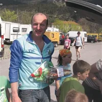Iztok Kenda iz  TD Bovec je imel v nedeljo rojstni dan in je mlade tekače oskrbel s  slaščicami