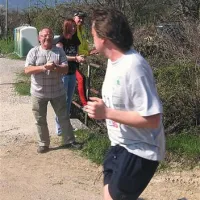 Gospod z očali je Alojz Česnik, domačin, ki vsako leto na istem mestu dočaka tekače in jih spodbuja