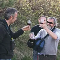 Kajetan Kravos in “varuh Soče” Daniel Rojšek nazdravljata Soči