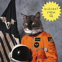 Hudomušna naslovnica drugega albuma Klaxonsov Surfing the Void.
