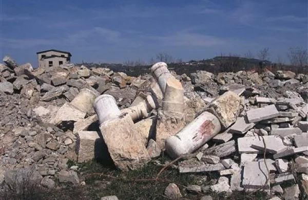 Prej na deponijo  nemarno odvržene kamnite elemente bodo morali sedaj natančno popisati v posebnem katalogu in pripraviti načrt za njihovo ponovno vgradnjo 