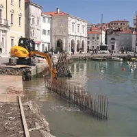 V javnosti je zaokrožila neuradna novica, naj bi  nove betonske bloke ob obali mandrača toliko porezali, da bi jih ne bilo videti