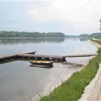 Nikjer žive duše, le reka, ptičje petje in malo nadležen mrčes. 