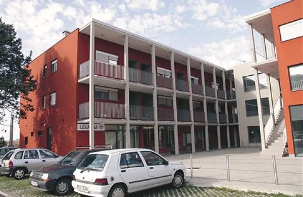 Deklica je sredi noči splezala čez pritlično okno in objokana obsedela pred stanovanjskim blokom.