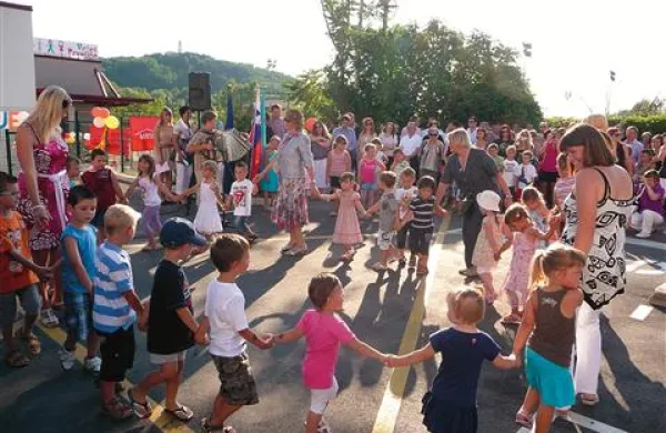 Vrhunec krajevnega praznika je bilo veselo rajanje ob novem vrtcu.