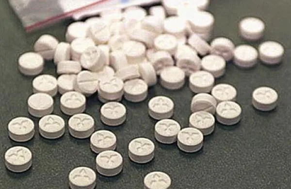 Mefedron se najpogosteje prodaja kot prah, pa tudi v kapsulah ali tabletah. Najprej se je uporabljal za spodbujane rasti rastlin. 