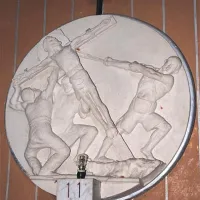   Figura rimskega vojaka na 11. postaji križevega pota v Slivju spominja na Adolfa Hitlerja: prečka, brčice in irhaste hlače 