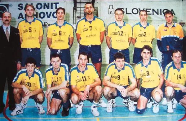 Salonit v ligi prvakov 1996, čepijo Nikola Vidič, Igor Šimunčić, Mitja Berlot, Tomaž Sirk, Dejan Munih, pomočnik trenerja Boris Jelavič; stojijo: trener  Dragutin Šuker, Gregor Jeronič, Jasmin Čuturič, Boris Zorica, Samo Miklavc,  Dragan Pezelj, in Matjaž Jerončič 