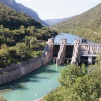 Na Soči je šest hidroelektrarn:  Doblar, Doblar2, Plave, Plave2,  Solkan (na fotografiji) in črpalna HE Avče