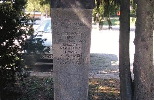 Stare stavbe vrtca Jožefe Maslo ni več, saj so jo lani porušili,  kip partizanske matere pa še stoji na istem mestu