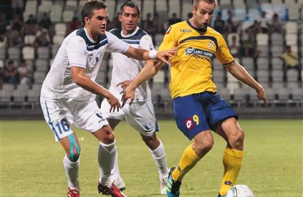 Ivan Brečević (ob njem je Hitovec Nejc Mevlja) se je na igrišča vrnil s prvim zadetkom v dresu Kopra. Pred časom je igral tudi za Gorico