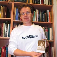 Rok Glavan s fotografijo Ite Rine v petek pred dražbo