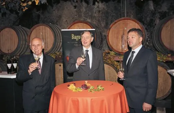 Direktor Vinske kleti “Goriška Brda” Silvan Peršolja (desno) je predsedniku republike, dr. Danilu Türku, ob obisku v Brdih predstavil novi penini, v prisotnosti župana Brd, Franca Mužiča (levo)