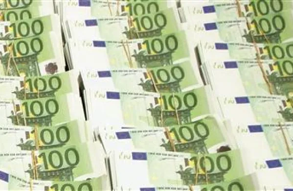 Osumljena italijanska hazarderja naj bi v igralnici srečo izzivala s ponarejenimi  bankovci za 100 evrov