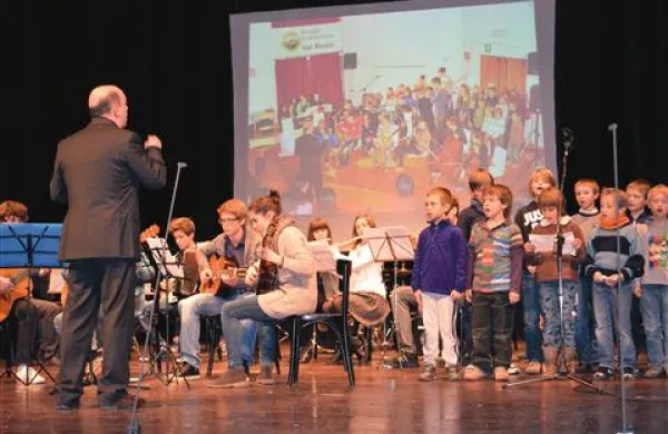 Praznik “pesmi, glasbe in življenja Slovencev Videmske pokrajine” sta začela otroški pevski zbor Mali lujerji in mali orkester Glasbene matice v Špetru
