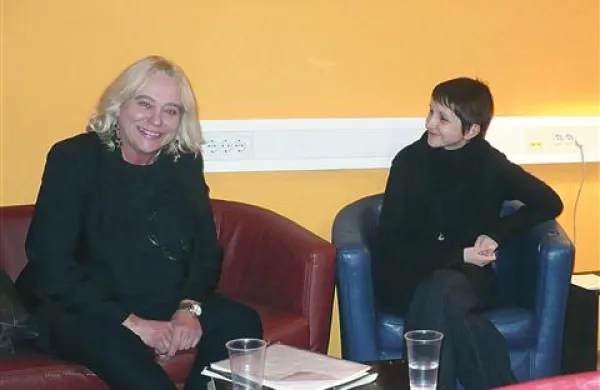 Avtorica Metka Cotič (levo) v pogovoru z  Anjo Mugerli v čitalnici Babel na Mostovni