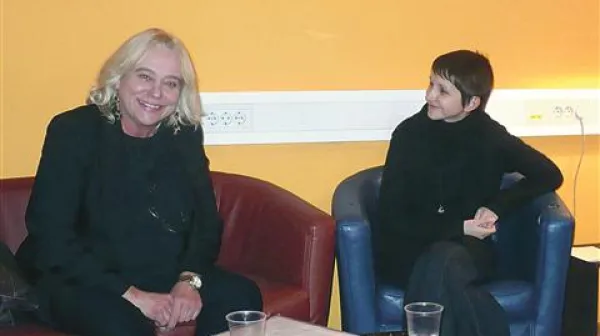 Avtorica Metka Cotič (levo) v pogovoru z  Anjo Mugerli v čitalnici Babel na Mostovni